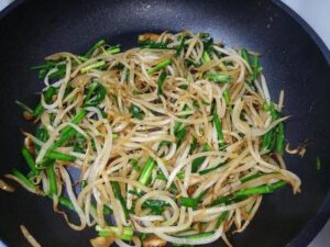 ニラともやしの中華風炒め