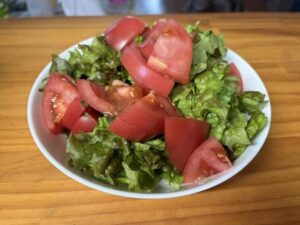 トマトとレタスのさっぱりサラダ