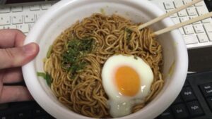 カップ焼きそば　卵