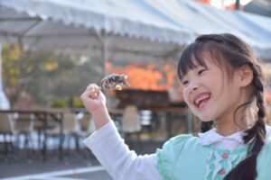 子供魚食べる