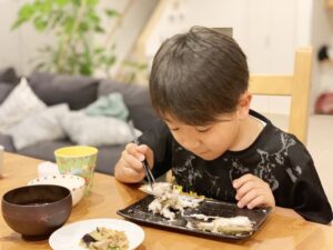 魚食べる子供