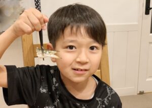 魚食べる子供