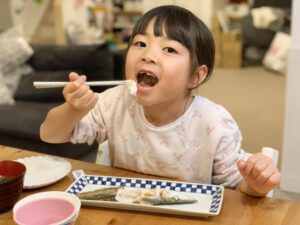 魚食べる子供