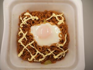カップ焼きそば　卵　マヨ