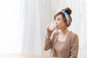 牛乳飲む