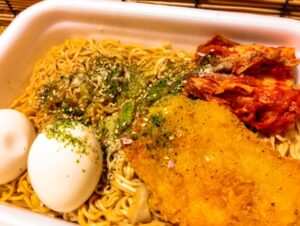 カップ焼きそば　卵