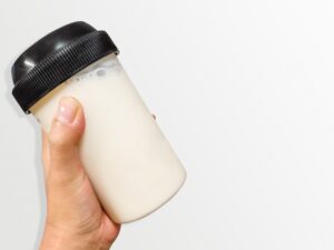 牛乳をふるとバター