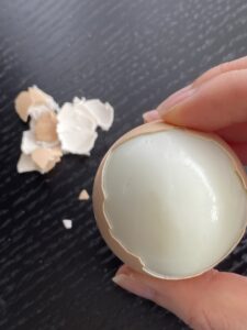 ゆで卵　殻剥き