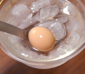 ゆで卵　氷水