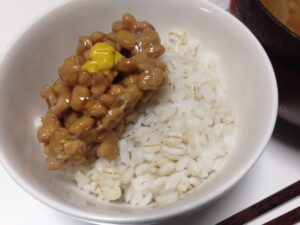 麦ごはん　納豆
